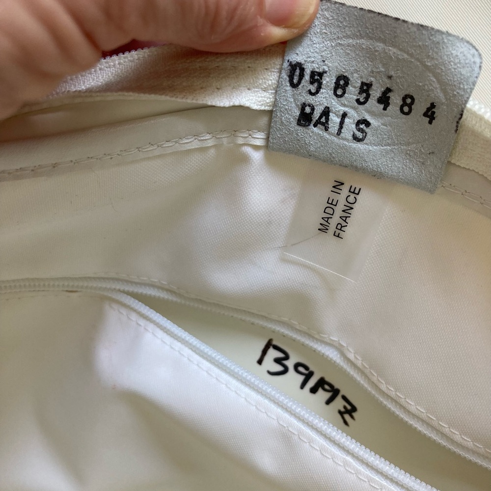Vintage Longchamp White Shoulder Bag with Adjustable Strap and Minimalist Design - Picture 5 of 14